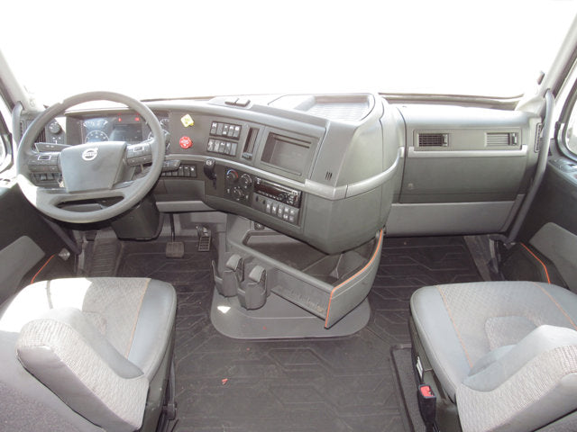 2019 VOLVO VNL64T-760 TRACTOR