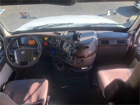 2017 VOLVO VNL64T780