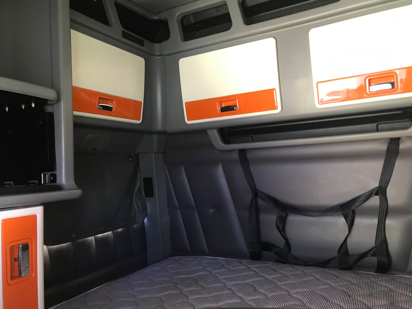 2019 Peterbilt 389 - Tons of extras fully custom